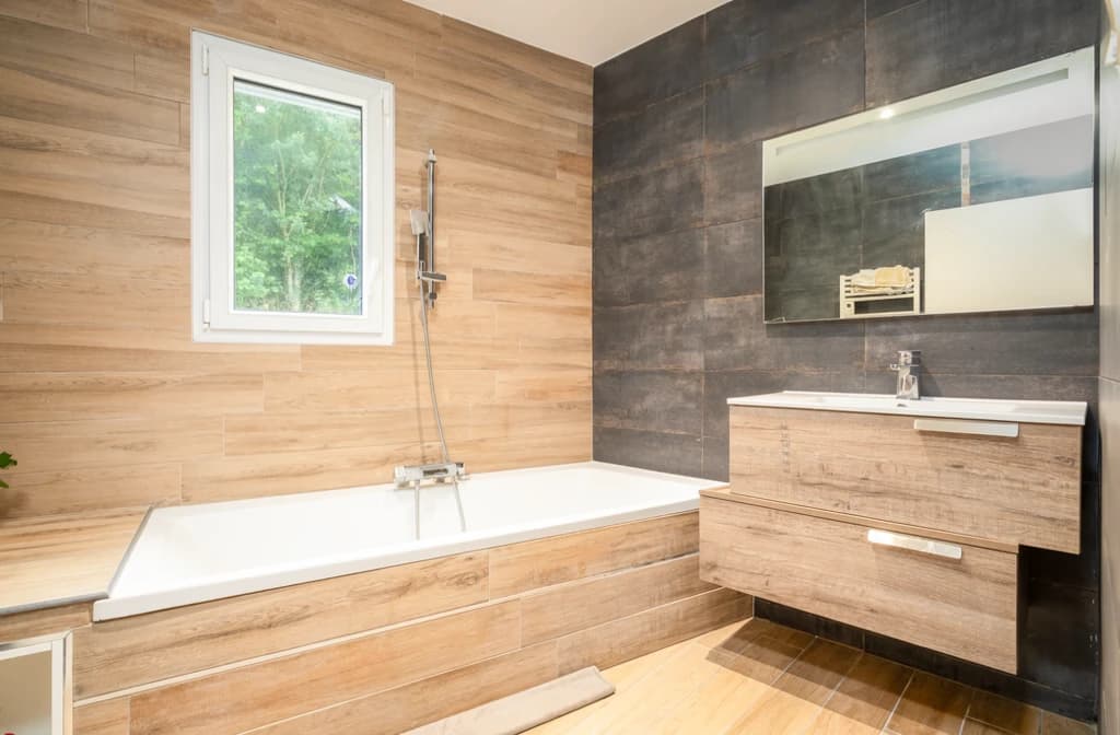 Salle de bains après suppression des objets surlignés : rebord de baignoire et plan vasque dégagés
